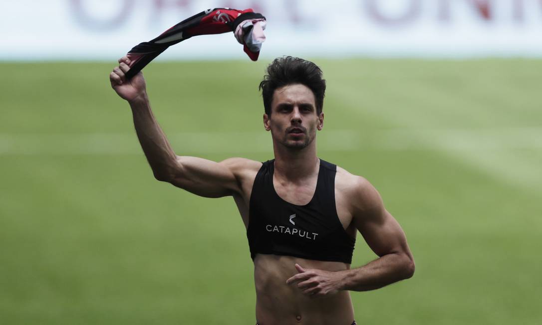 Rodrigo Caio, do Flamengo, marca último pênalti na decisão Foto: UESLEI MARCELINO / REUTERS