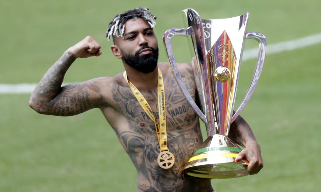 Gabigol, com a taça Foto: UESLEI MARCELINO / REUTERS