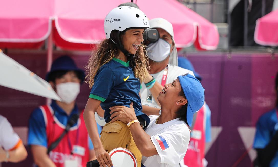 Rayssa é abraçada pela filipina Margielyn Didal, rival da final Foto: Divulgação Wander Roberto/COB