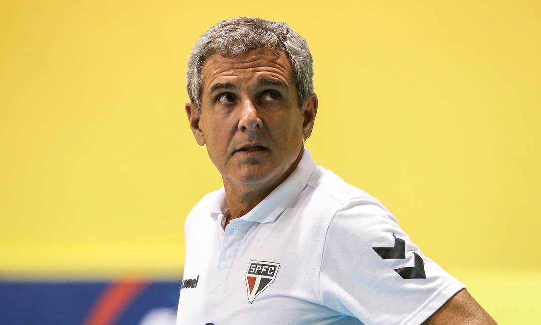 Técnico Zé Roberto tomou calote do São Paulo e desde então paga salários de suas atletas Foto: Divulgação CBV
