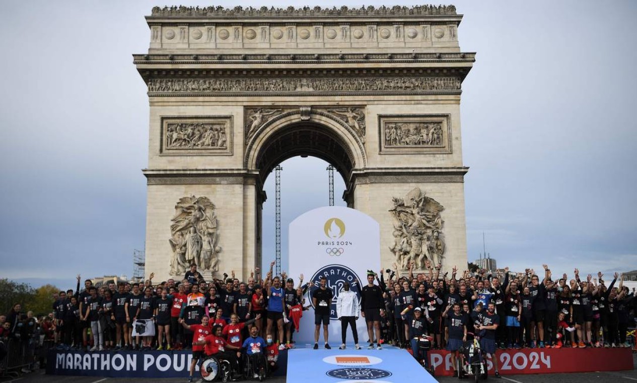 Os vencedores: mais de mil atletas completaram o perscuso na frenre de Eliud Kipchoge e garantiram vaga na maratona olímpica em Paris-2024. Foto: ANNE-CHRISTINE POUJOULAT / AFP