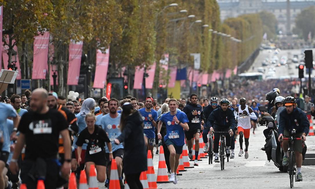 Evento teve mais pessoas do que o esperado: 3.500 corredores tentaram a sorte ao longo da Champs-Elysees. Foto: ANNE-CHRISTINE POUJOULAT / AFP