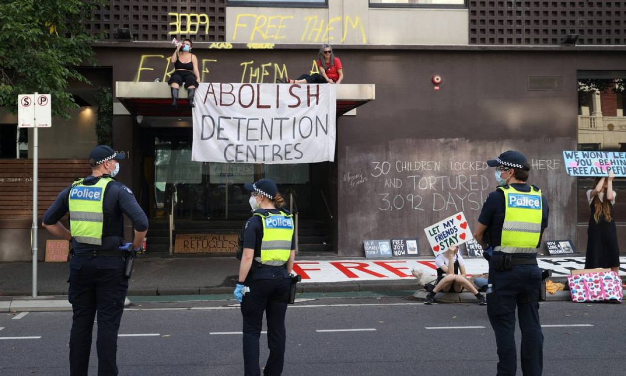 Manifestantes pró-refugiados, em frente ao Park Hotel, em Melbourne, na Austrália Foto: LOREN ELLIOTT / REUTERS