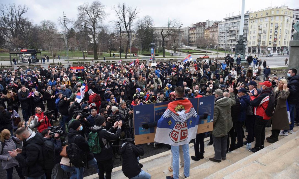 Apoiadores de Novak Djokovic, protestam em frente à Assembleia Nacional, em Belgrado Foto: ZORANA JEVTIC / REUTERS
