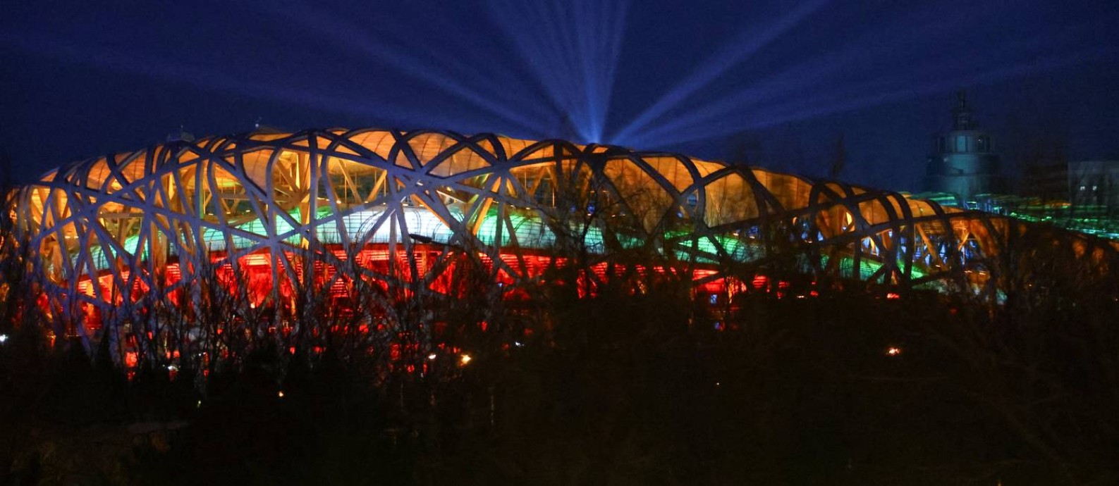 Show de luzes no Ninho do Pássaro para nova festa olímpica Foto: FABRIZIO BENSCH / REUTERS