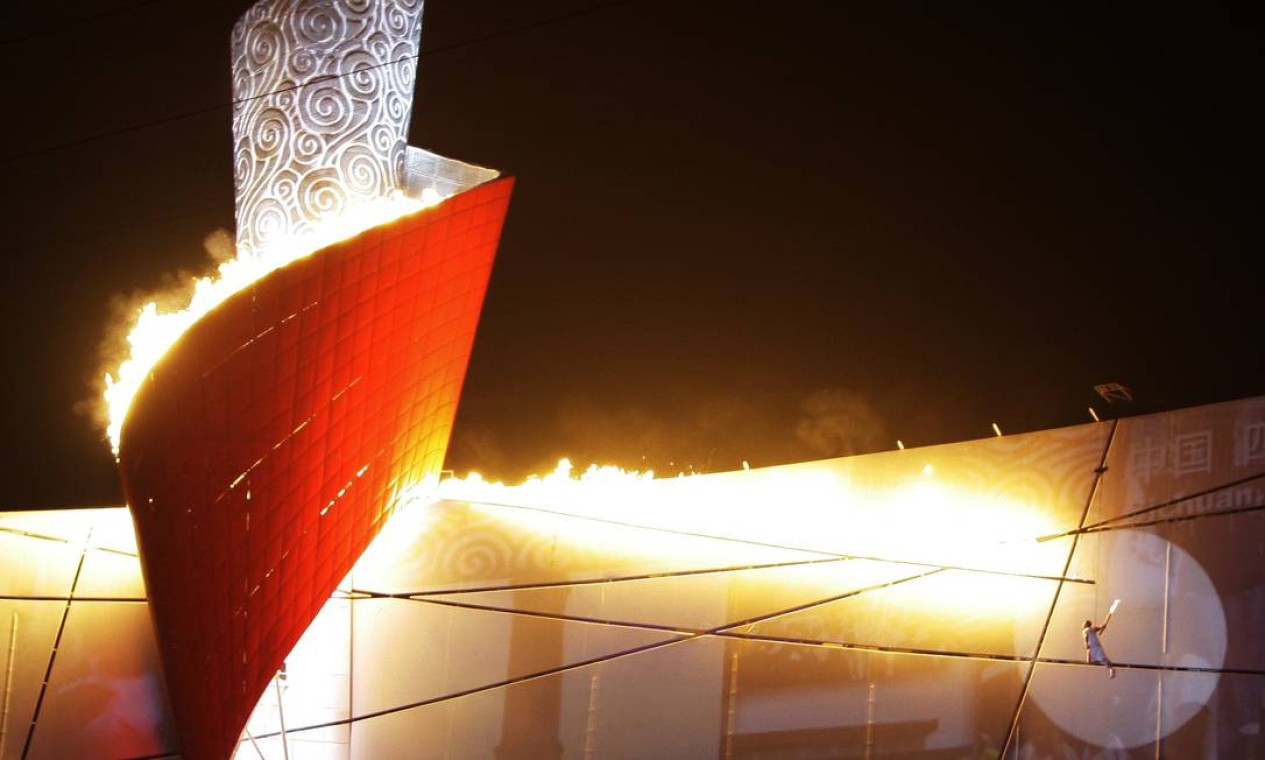 Li Ning, à direita, acende a chama olímpica na cerimônia de abertura da Olimpíada de Pequim,em 2008 Foto: Amy Sancetta / AP
