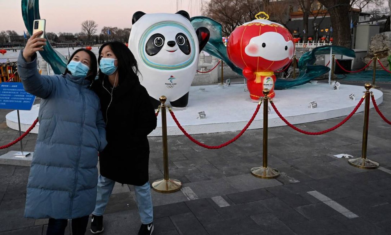 Mascotes dos Jogos de Pequim-2022: Bing Dwen Dwen e Shuey Rhon Rhon Foto: JADE GAO / AFP