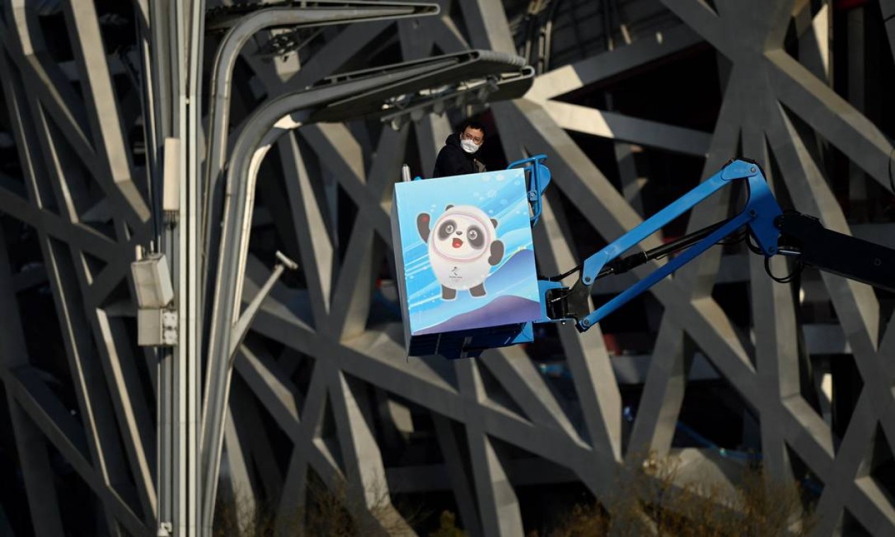 Retoques final no estádio: guindaste tem imagem de mascote de Pequim-2022. Foto: WANG ZHAO / AFP