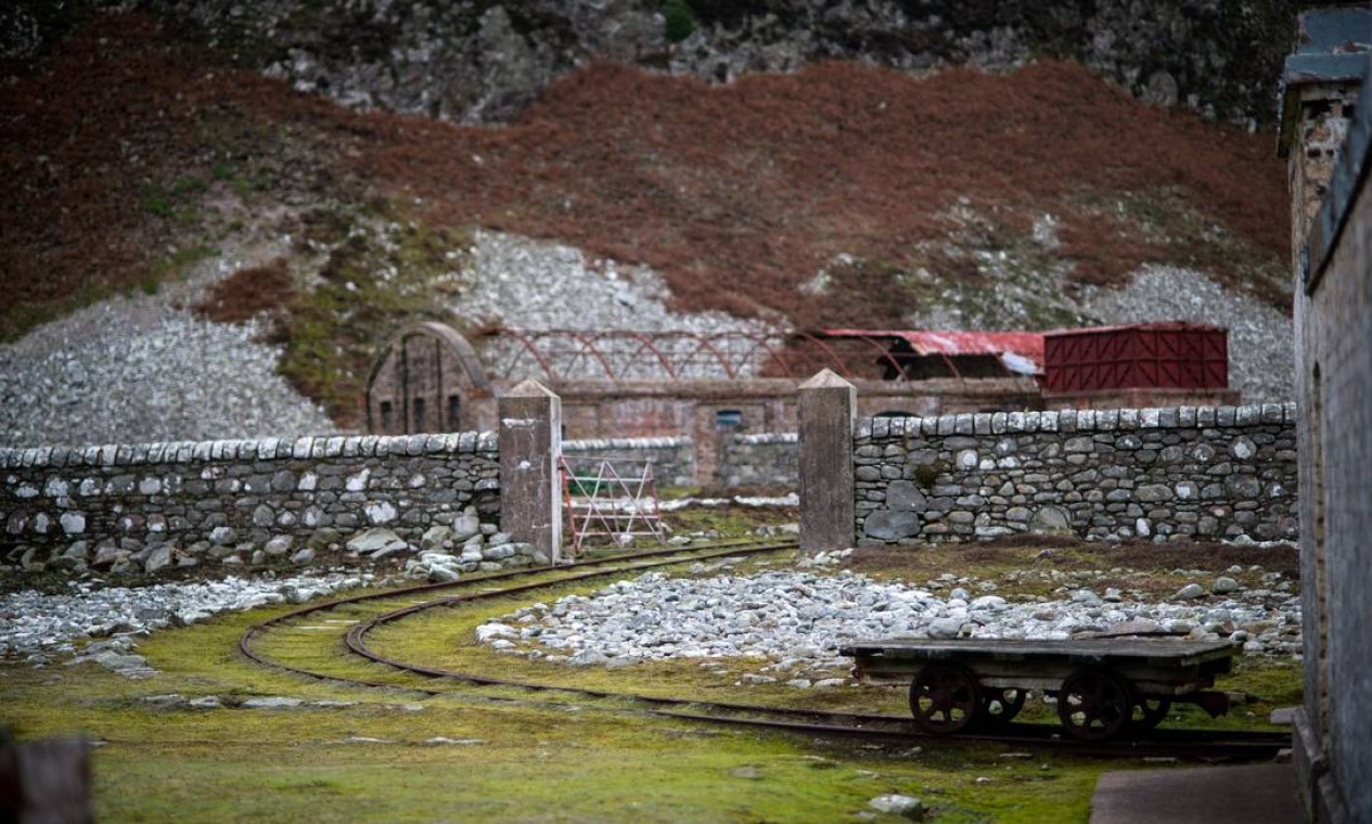 Uma ferrovia usada por mineiros em tempos anteriores na ilha. Apenas uma empresa explora a área para a retirada do granito. Foto: ANDY BUCHANAN / AFP