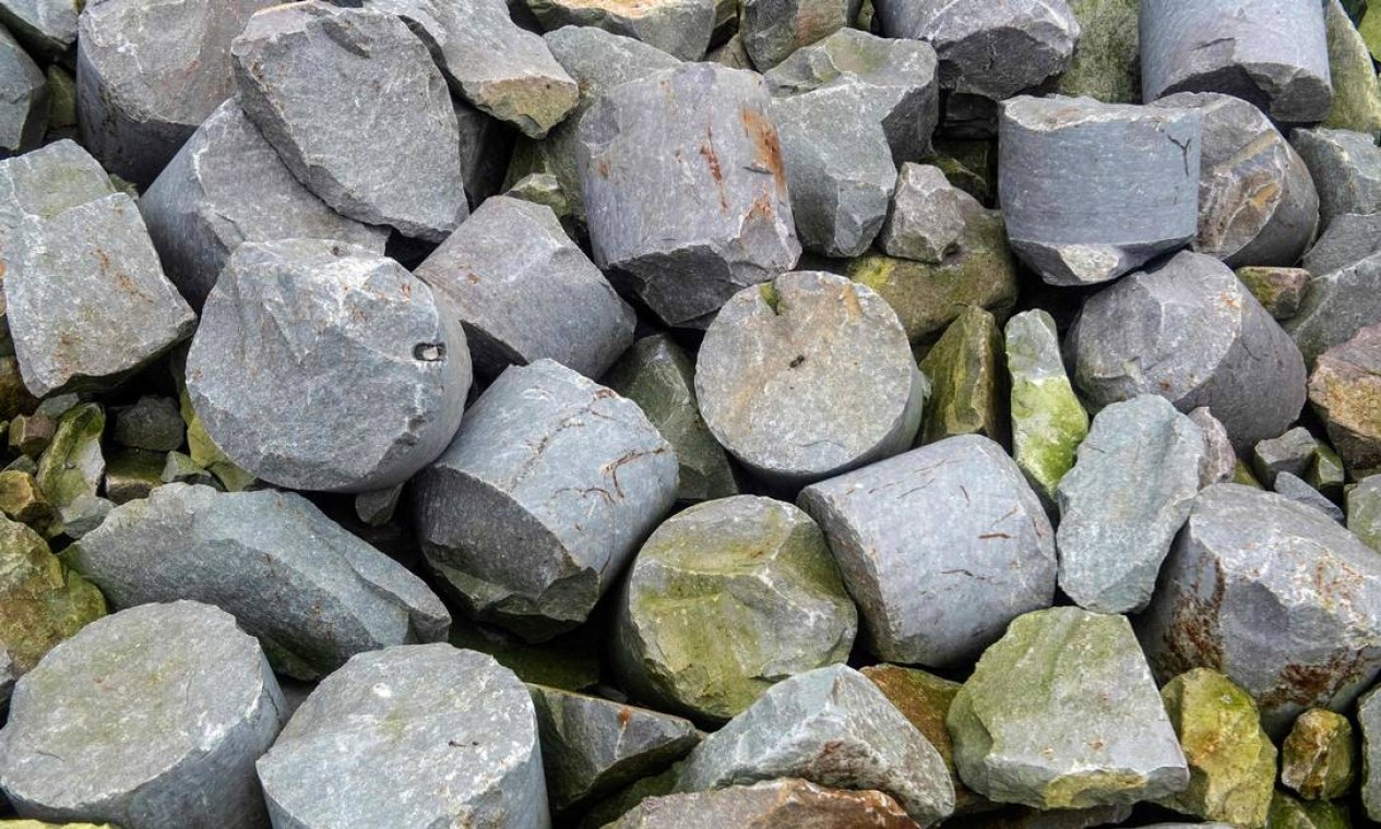 Pilhas de granito: a composição molecular da pedra do granito Ailsa Craig é a que a torna tão única e adequada ao curling. Foto: ANDY BUCHANAN / AFP