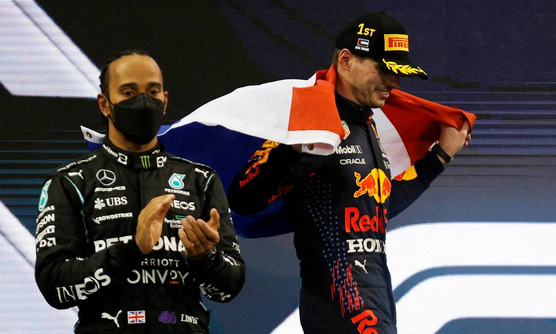 Hamilton, abatido, após derrota para Verstappen Foto: HAMAD I MOHAMMED / REUTERS