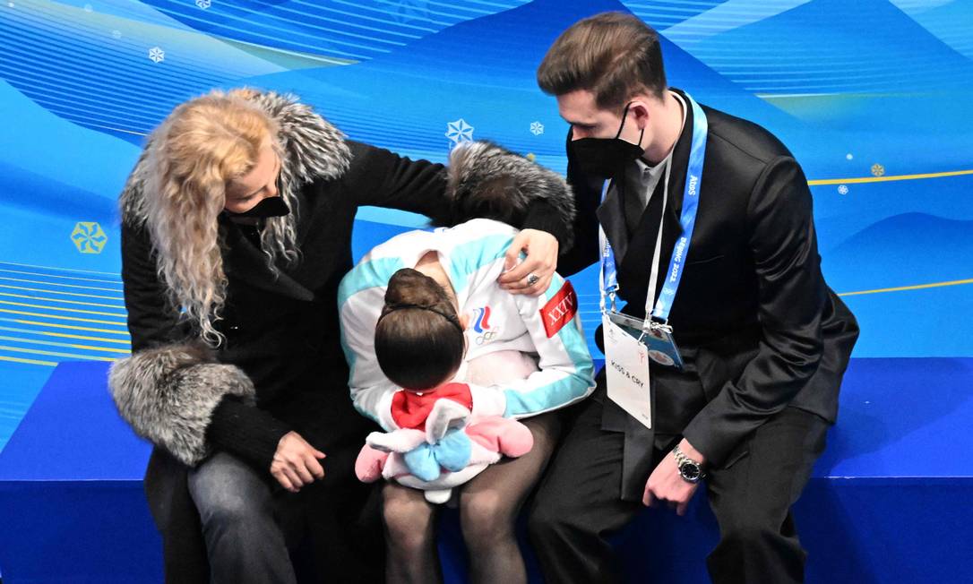 Kamila Valieva chora ao receber suas notas no programa curto da patinação artística: ela ficou em quarto lugar Foto: AFP