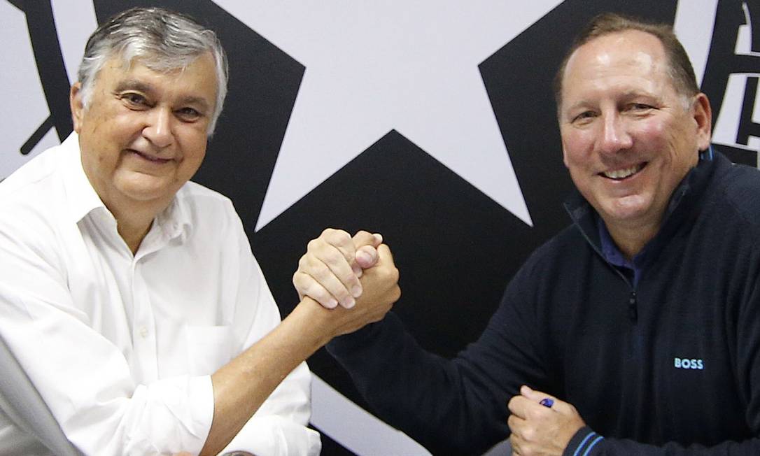 John Textor e Durcesio Mello comemoram assinatura do contrato em definitivo para compra por parte do americano de 90% da SAF do Botafogo. Foto: Reprodução