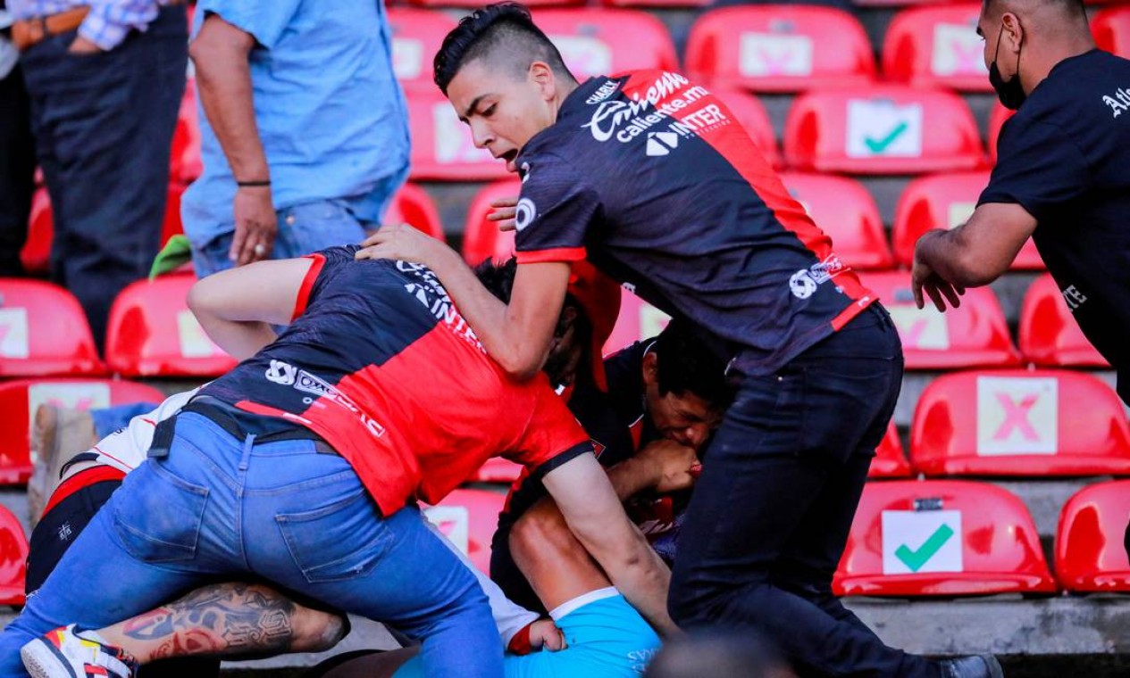 Cenas de selvageria no estádio Corregidora, em Querétaro, no México: 26 pessoas ficaram feridas Foto: STRINGER / REUTERS