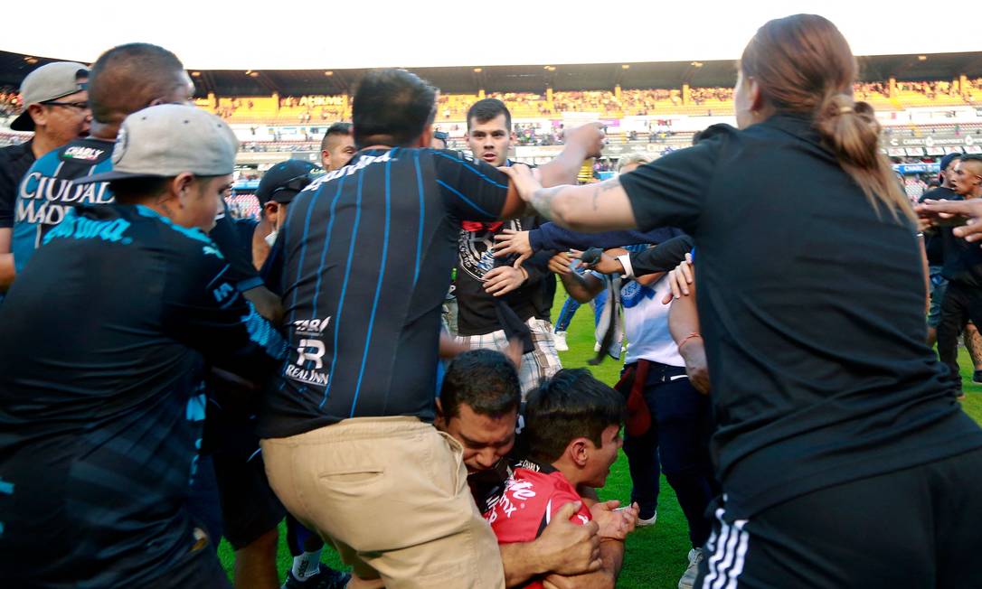 Dez homens são presos por briga em estádio que deixou 26 feridos