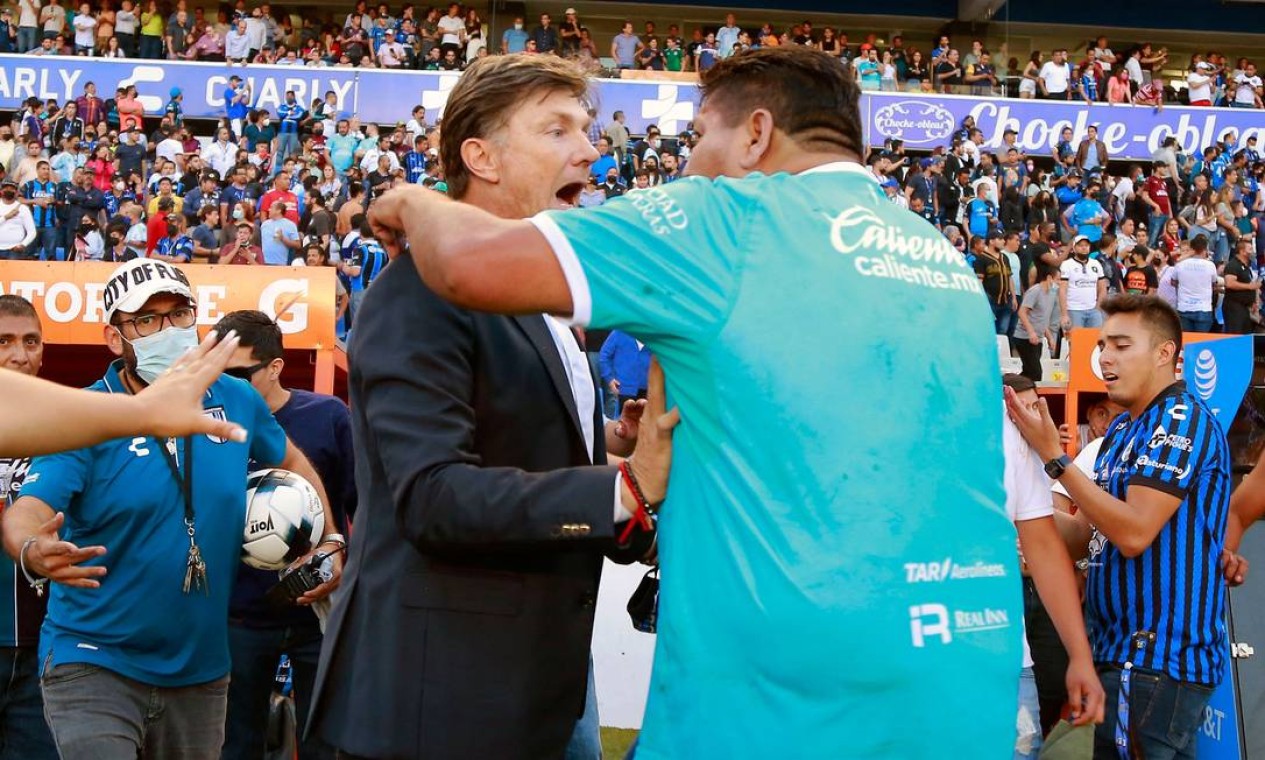 Um torcedor do Queretaro confronta o treinador do time, o argentino Hernan Cristante, durante a confusão Foto: EDUARDO GOMEZ / AFP
