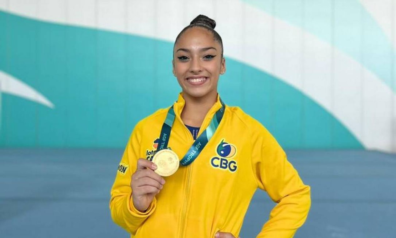 Ginasta Júlia Soares, De 16 Anos, Ganha Ouro Logo Em Sua Estreia Em ...