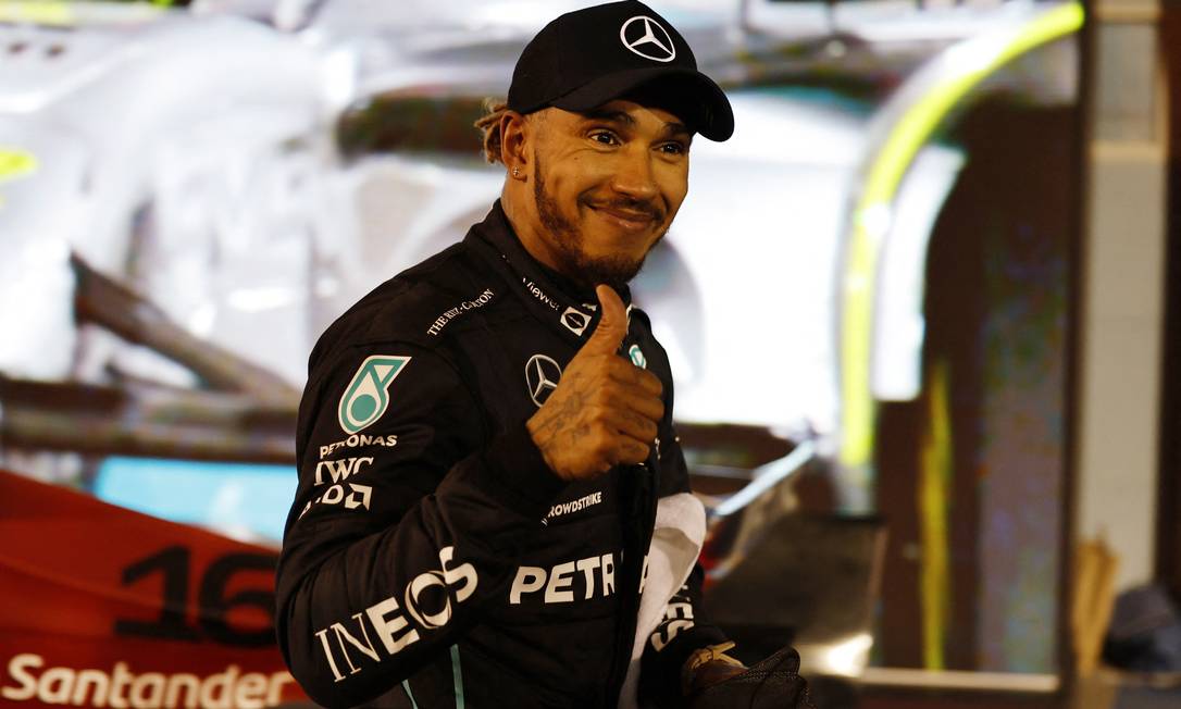 Lewis Hamilton brincou com a regra que proíbe pilotos de usar joias durante as corridas da F1 Foto: HAMAD I MOHAMMED / REUTERS