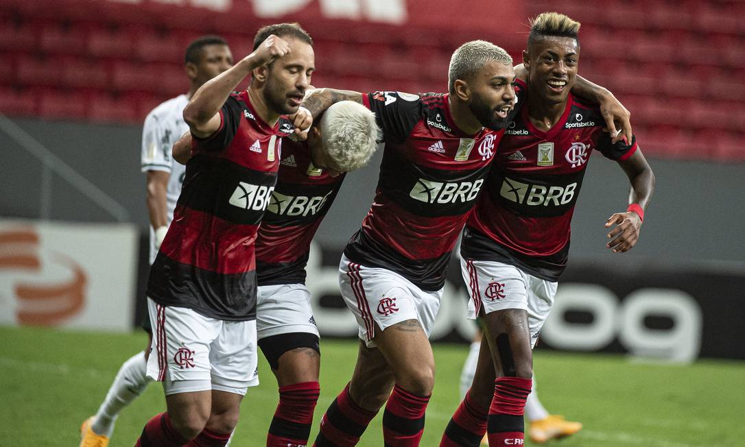 Flamengo e Palmeiras evitam mercado local e preferem reforços de fora