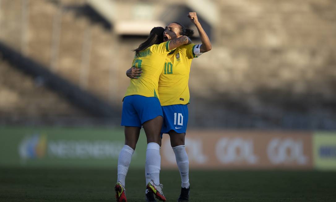Marta comemora com Debinha após marcar seu 117 gol pela Seleção Brasileira numa linda cobrança de falta. Foto: Lucas Figueiredo/CBF