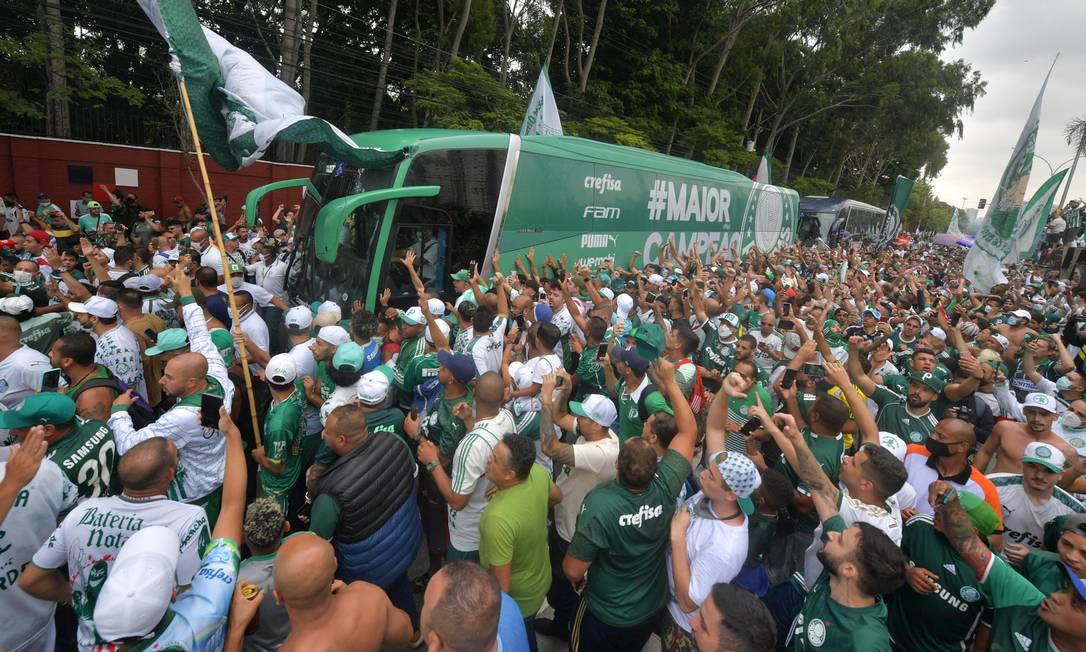 Torcedores enviam Palmeiras ao Mundial com festa e clima de