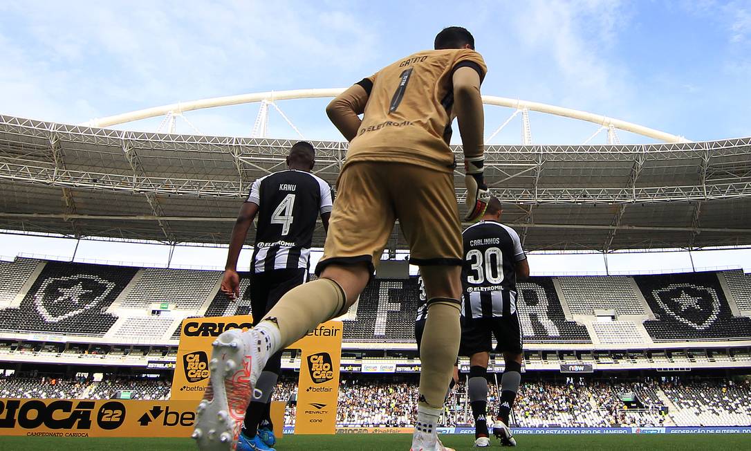 Gatito Fernandez, Kanu e Carlinhos entram em campo no Estádio Nilton Santos Foto: Vitor Silva / Botafogo
