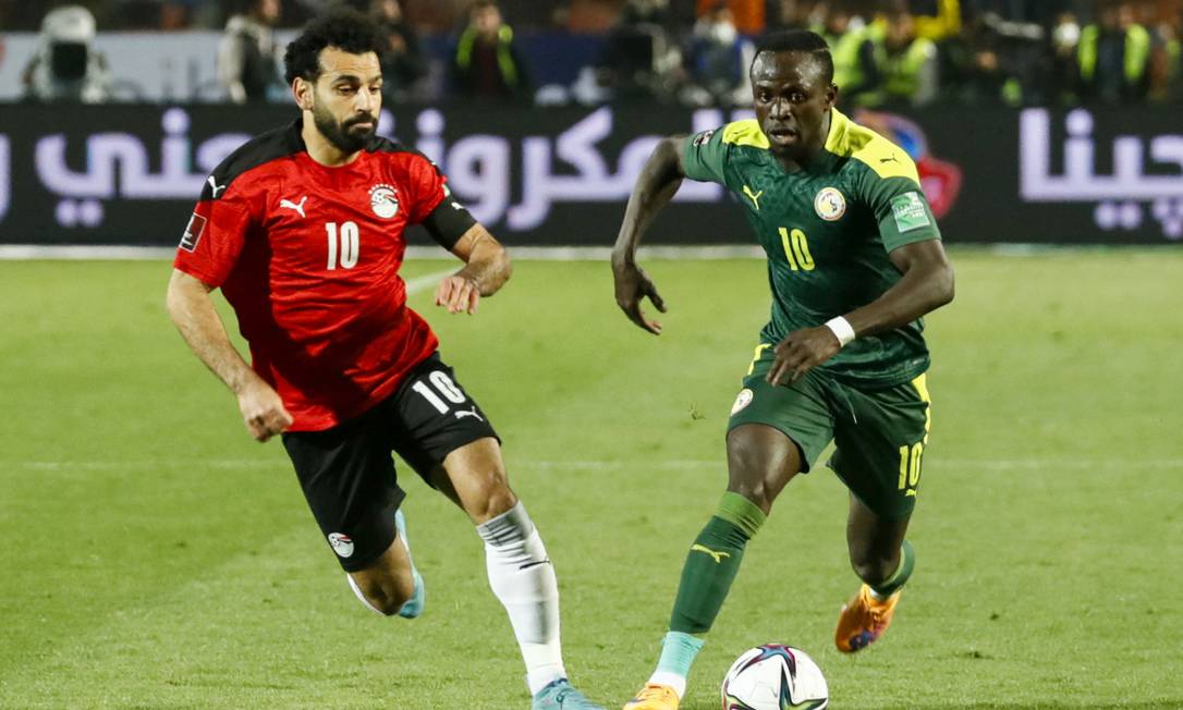 Estrelas de Egito e Senegal, e também do Liverpool, Salah e Mané disputam bola e vaga na Copa do Mundo Foto: KHALED DESOUKI / AFP