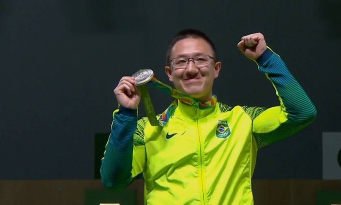 Felipe Wu celebra a conquista da prata. Atleta do tiro esportivo foi o primeiro brasileiro a subir ao pódio nos jogos do Rio Foto: Reprodução
