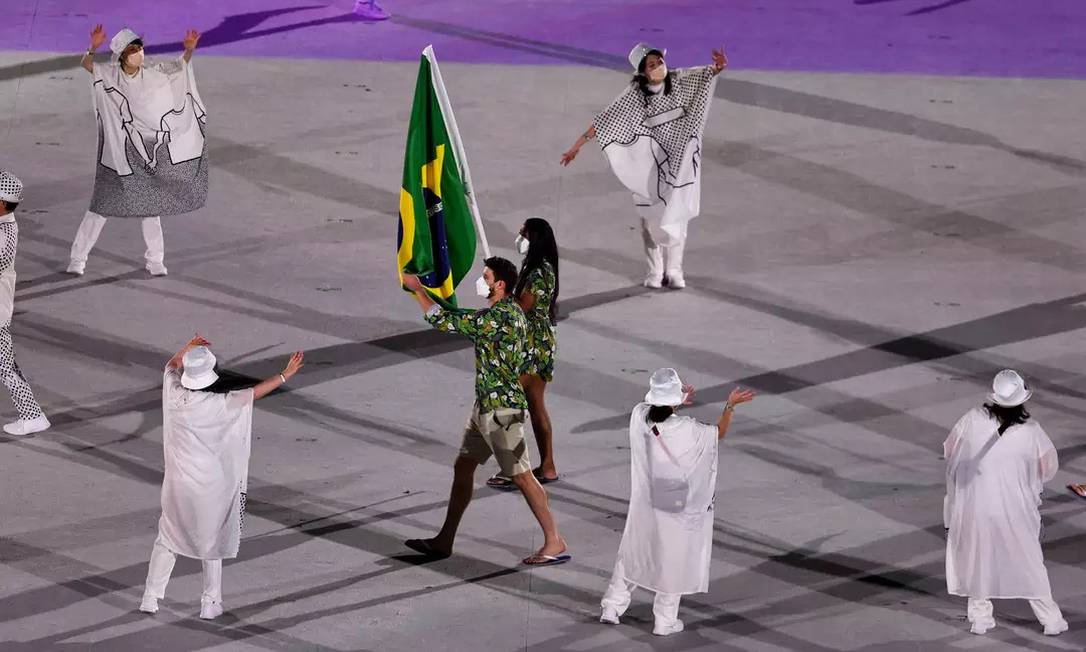 Bruninho e Ketleyn Quadros levam a bandeira brasileira na cerimônia de abertura Foto: Divulgação/COB