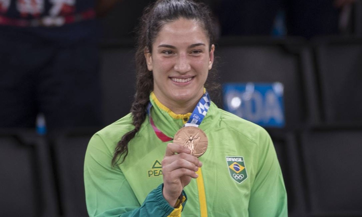 Mayra Aguiar com a medalha de bronze que ganhou na categoria até 78kg nos Jogos de Tóquio. Foto: Júlio César Guimarães/COB