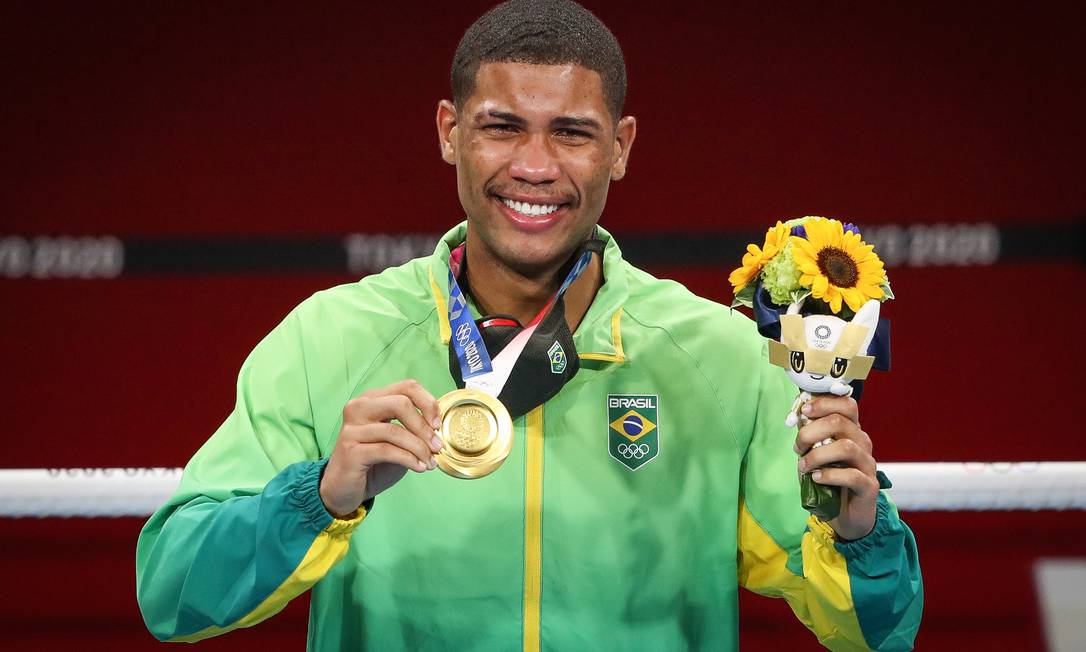 Hebert Conceição chora no pódio com sua medalha de ouro olímpica Foto: Wander Roberto/COB