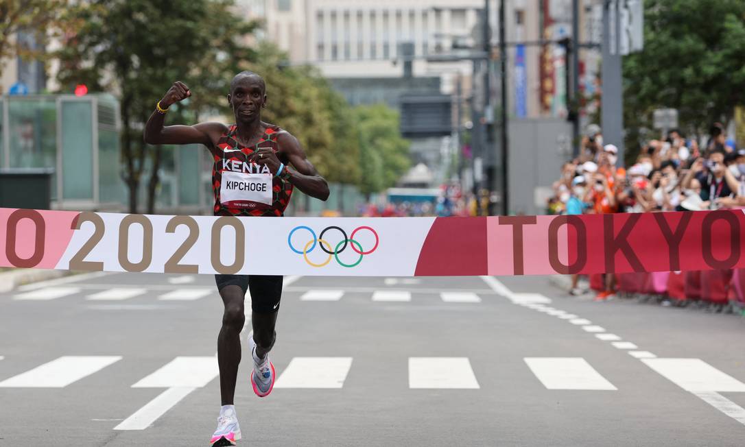 Eliud Kipchoge, medalha de ouro na maratona masculina nos Jogos de Tóquio. Com a vitória, o queniano entrou para o seleto grupo de bicampeões olimpícos da modalidade. Foto: GIUSEPPE CACACE / AFP
