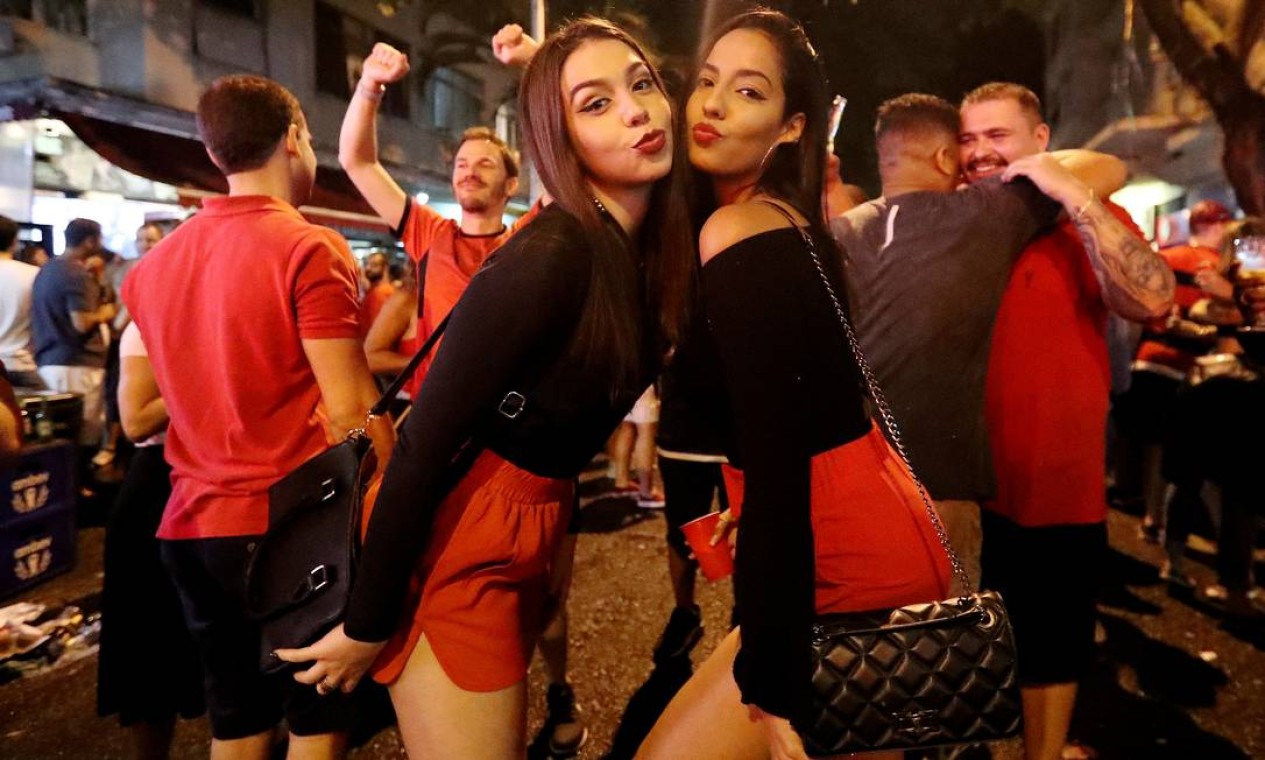 Com look vermelho e preto, torcedoras do Flamengo comemoram vitória do clube Foto: SERGIO MORAES / REUTERS