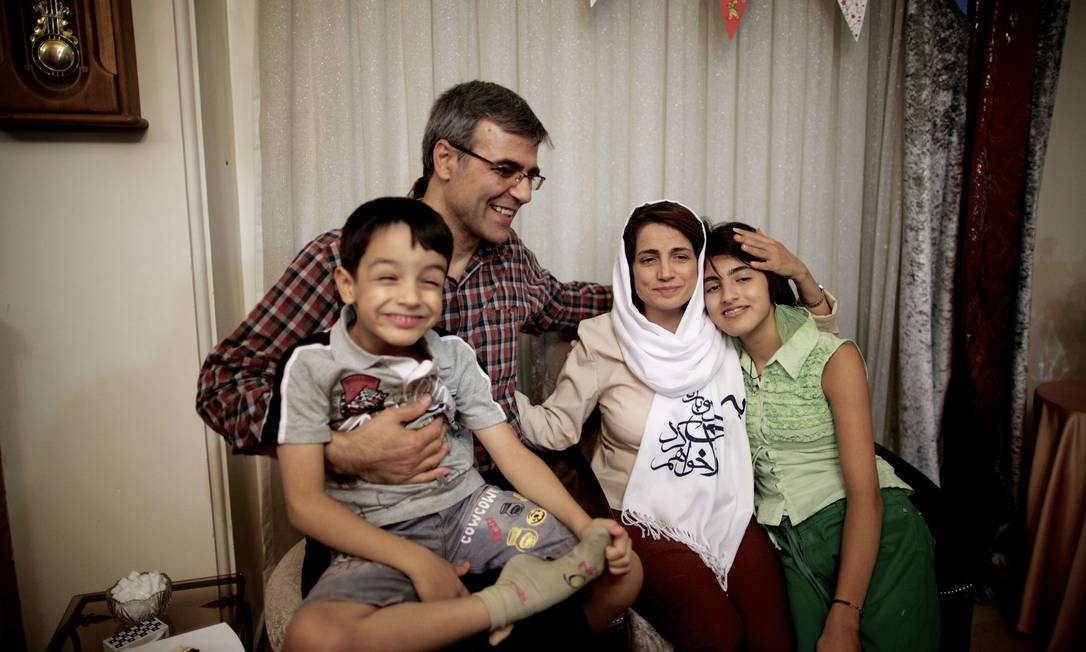 
A advogada iraniana Nasrin Sotoudeh já em casa, com o marido, Reza Khandan, e os filhos: ela havia sido presa em 2010
Foto: BEHROUZ MEHRI / AFP