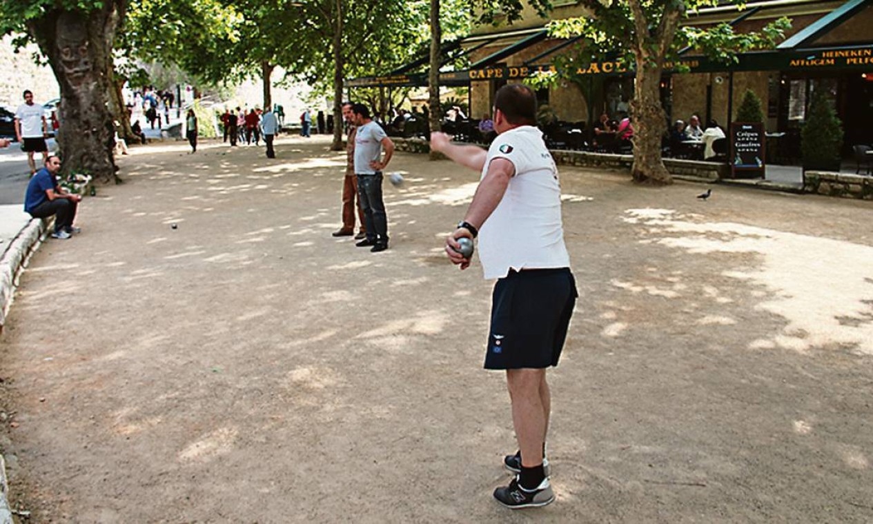 Na Place du Jeu de Boules, em St-Paul-de-Vence, os moradores jogam pétanque, um esporte que lembra a bocha Foto: Bruno Agostini / O Globo