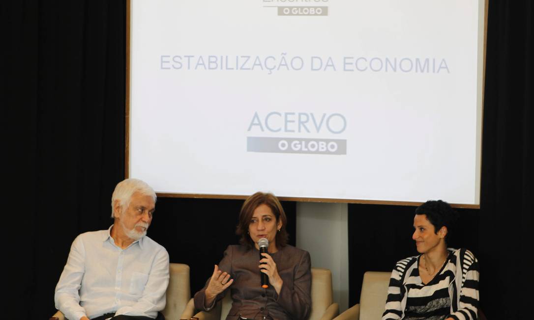 
O economista Edmar Bacha, a colunista Míriam Leitão e a economista Monica de Bolle
Foto: Gustavo Miranda / Agência O Globo