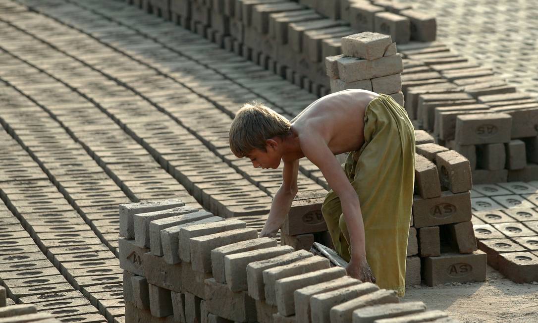 
Trabalho infantil diminuiu mas nem em 2020 meta de erradicação das piores formas de trabalho será atingida, aponta OIT. Na foto, criança trabalha em uma fábrica de tijolos em Peshawar, no Paquistão
Foto: Simon Lim/Bloomberg News