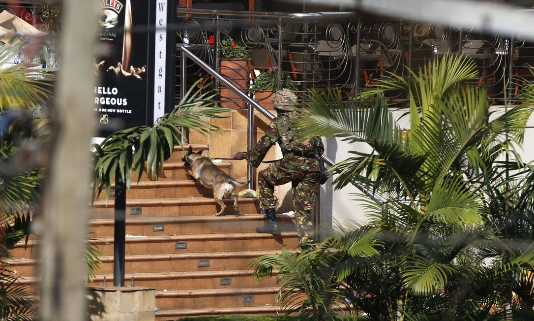 Soldado do Quênia entra com um cão em um dos acessos ao shopping Westgate em Nairóbi Foto: GORAN TOMASEVIC / REUTERS