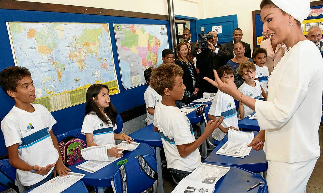 
Escola do Amanhã. A sheika Moza bint Nasser conversa com alunos da Escola Francisco de Paulo Brito, na Rocinha, no Rio de Janeiro
Foto: Terceiro / Maher Attar / HHOPL