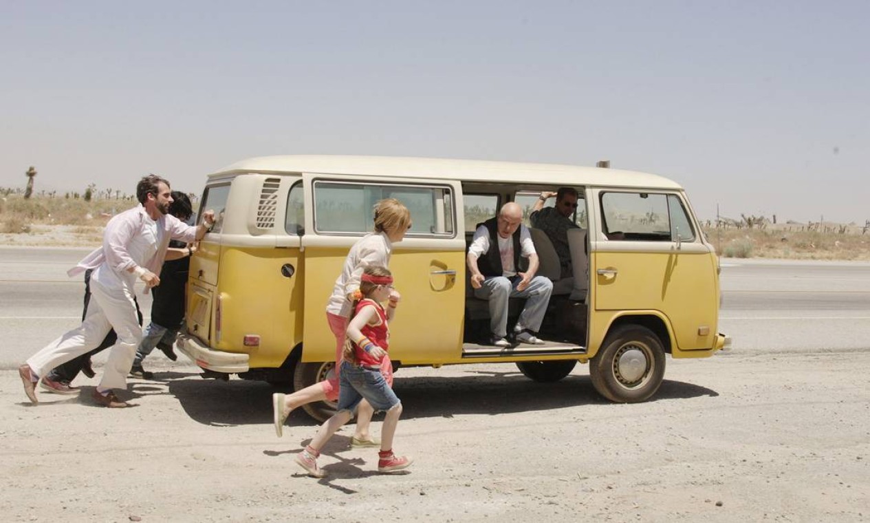 A família disfuncional de "Pequena Miss Sunshine" viaja pelos EUA usando uma Kombi surrada, que só pega no tranco Foto: Divulgação