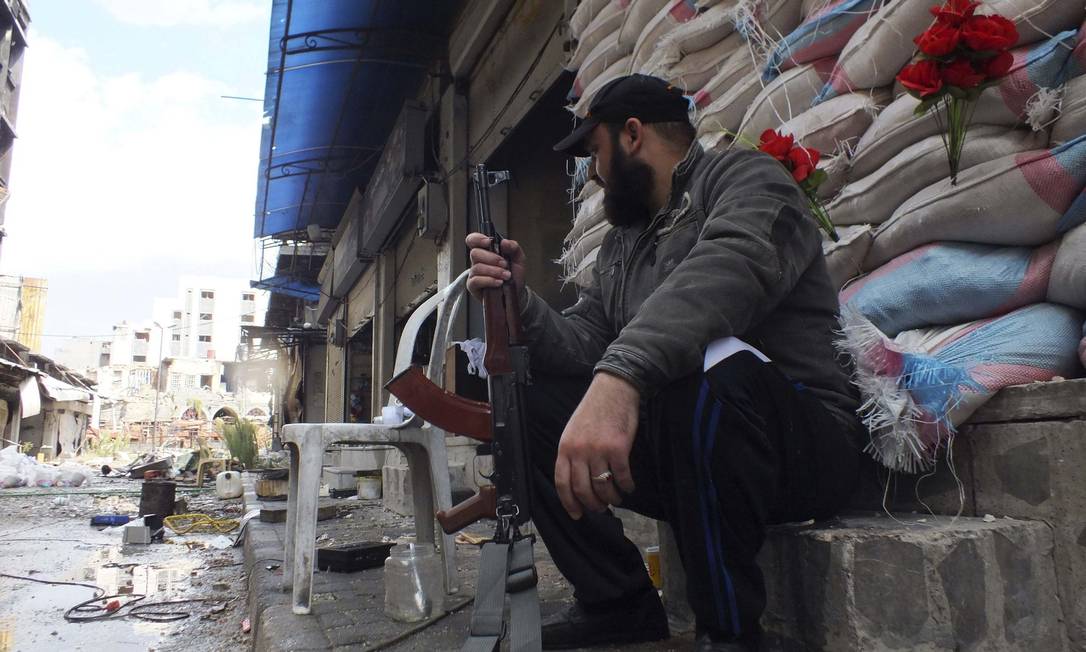 
Membro do Exército Livre da Síria em Homs. Inspetores da ONU voltam ao país nesta quarta-feira
Foto: YAZAN HOMSY / REUTERS