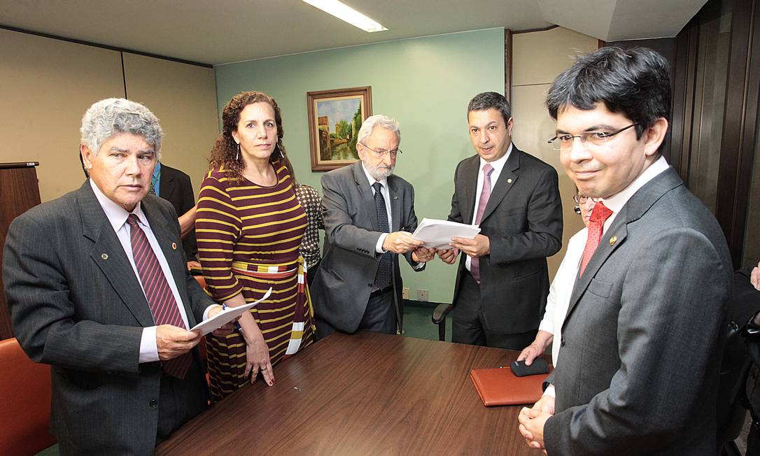 
Bancada do PSOL protocola representação contra o deputado Jair Bolsonaro por quebra de decoro parlamentar
Foto: André Coelho / O Globo