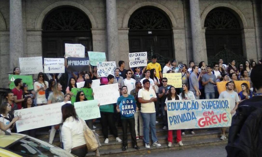 
Alunos levaram cartazes para chamar atenção para os problemas na universidade, durante o protesto
Foto: Arquivo Pessoal