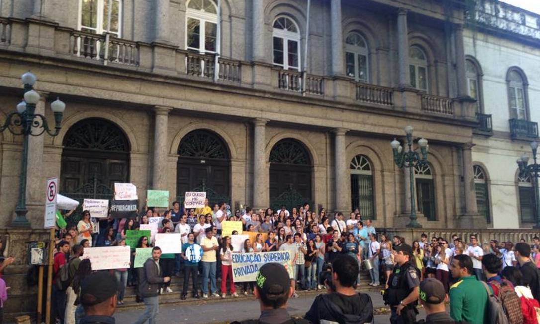 
Estudantes protestam em frente à Santa Casa de Misericórdia, que tinha convênio com a UGF para receber alunos de Medicina
Foto: Divulgação