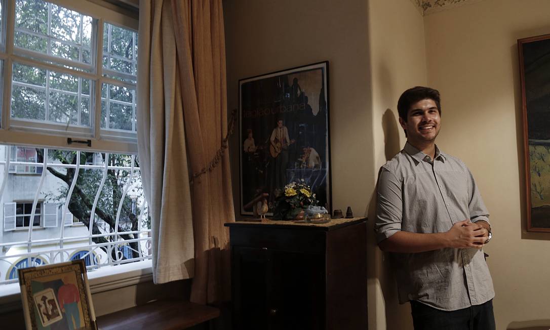 
Giuliano no apartamento em Ipanema, onde Renato Russo viveu por seis anos até morrer
Foto: Camilla Maia / Agência O Globo