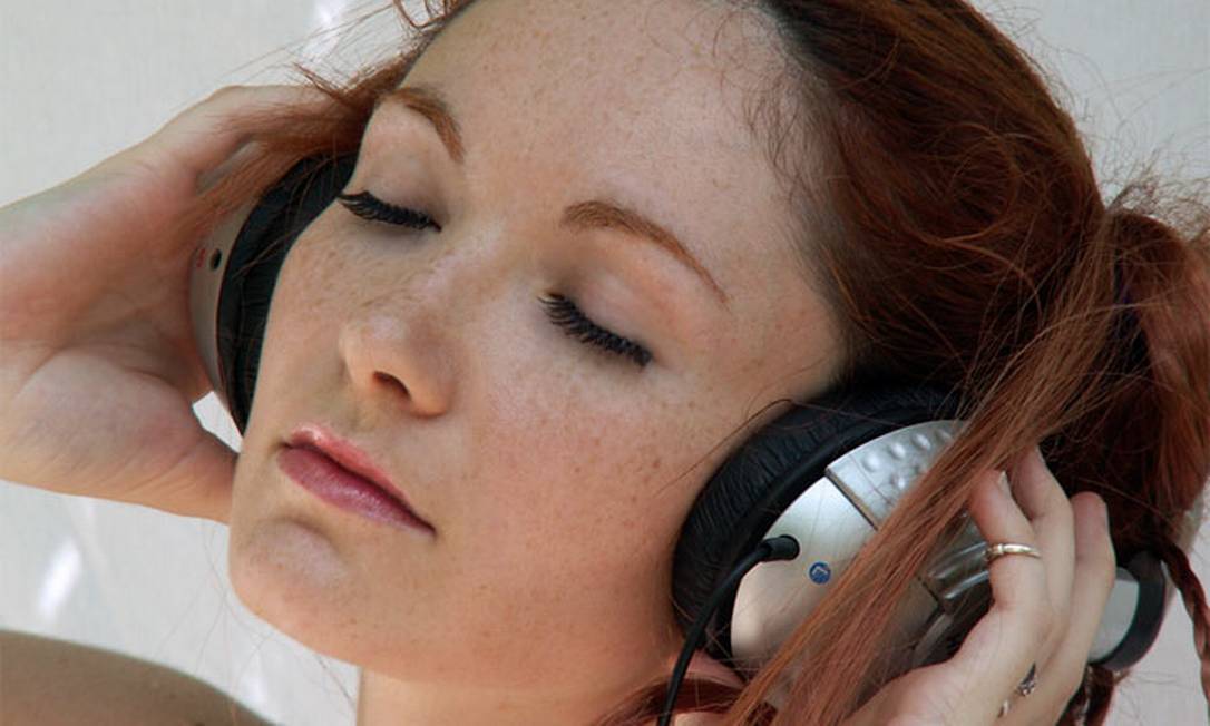 
Fone de ouvido com som alto provoca problemas de audição
Foto: Stock Photo