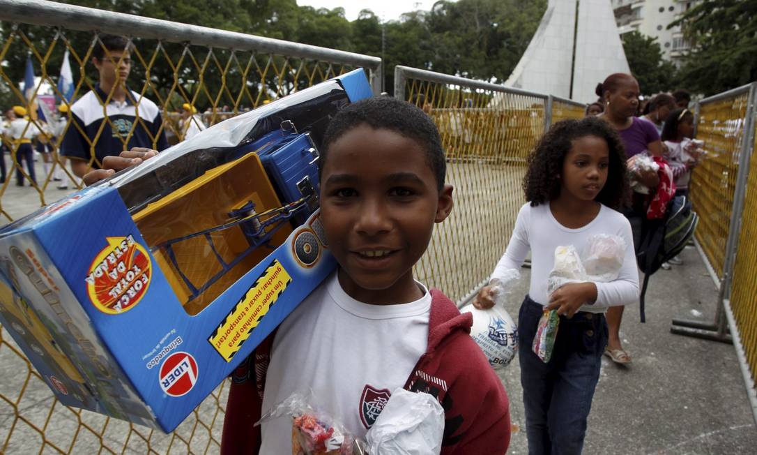 
Crianças carregam brinquedos e doces na Glória
Foto: Custodio Coimbra / O Globo