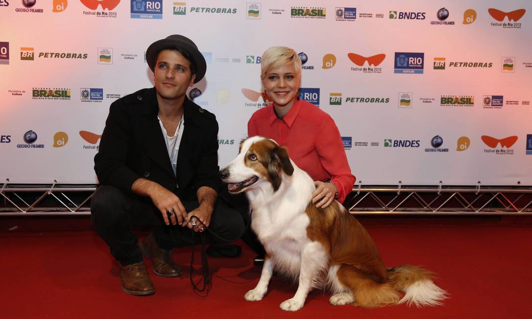 
Au-Au. Bruno Gagliasso, Leandra Leal e Guto na sessão de “Mato sem cachorro” no Odeon.
Foto: Mônica Imbuzeiro / Agência O Globo