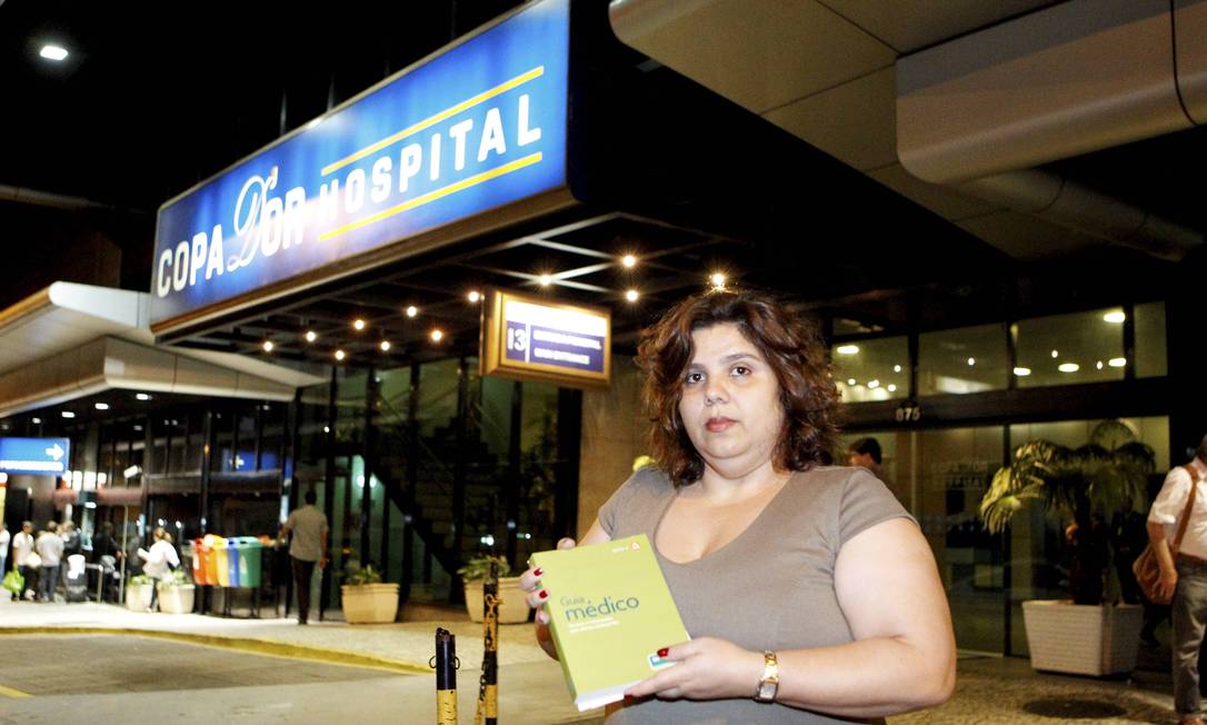 
Dúvida. Cláudia Fernandes em frente ao Copa D’Or, onde a mãe dela está internada, não encontrou o hospital no guia
Foto: Marcelo Piu / Agência O Globo