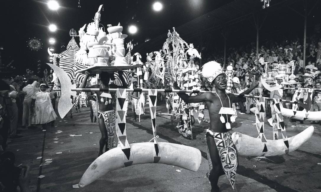 Componente do Salgueiro desfila em 1971, quando escola venceu com 'Festa para um rei negro' Foto: Agência O Globo